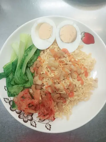 Hình ảnh Mì trộn trứng ốp la sốt thịt bằm