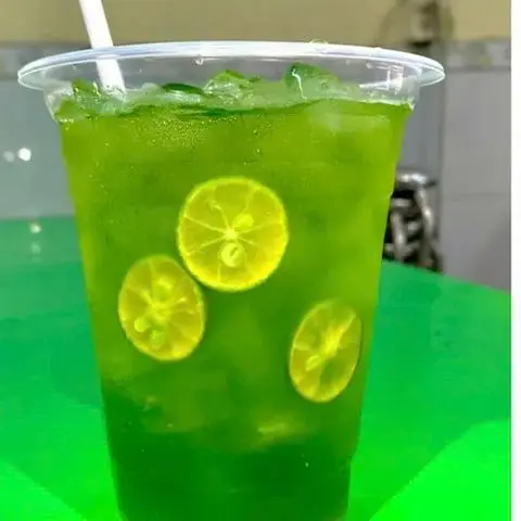 Hình ảnh 1 ly trà tắc thái xanh