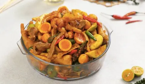 Hình ảnh Chân gà - trứng non sốt Thái