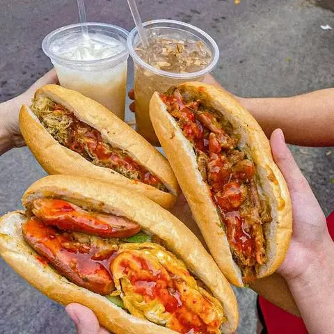 Hình ảnh Bánh mì ba chỉ rút sườn nướng rau mầm