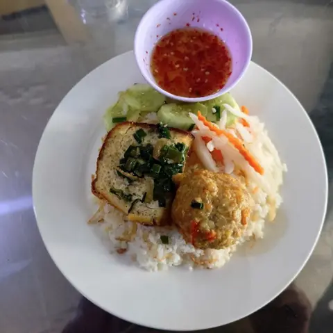 Hình ảnh Cơm chả xíu mại