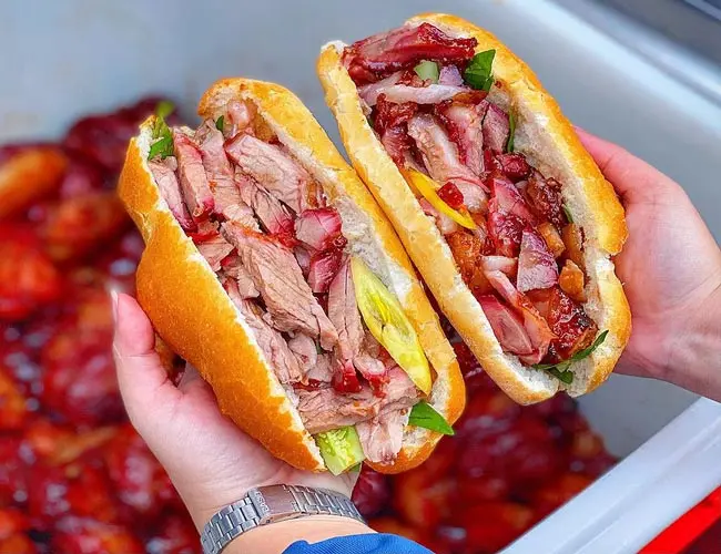 Hình ảnh Bánh mì heo quay xá xíu