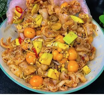 Hình ảnh Chân gà sốt Thái mix trứng non
