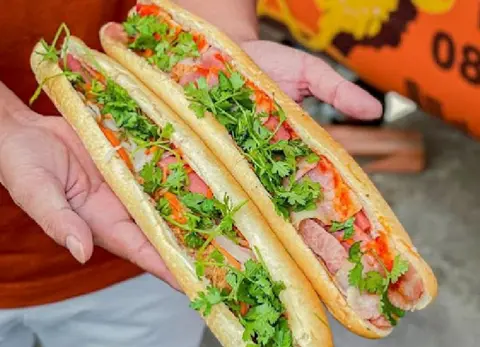 Hình ảnh Bánh mì que truyền thống(pate, sốt, chà bông)