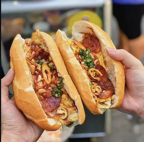 Hình ảnh Bánh mì lạp xưởng tươi