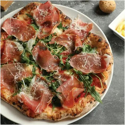 Hình ảnh Margherita al prosciutto with fresh rocket