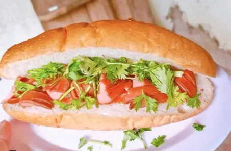 Hình ảnh Bánh mì pate xúc xích