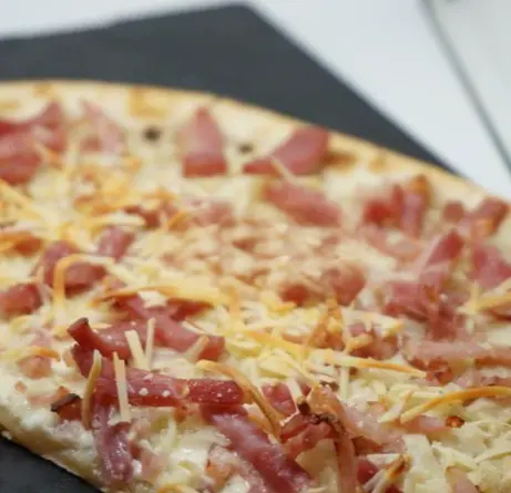 Hình ảnh Pizza phomai dăm bông thịt xông khói nhỏ