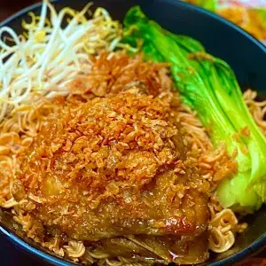 Hình ảnh Mì trộn gà chiên mắm tỏi
