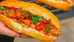 Hình ảnh Bánh mì chả cá nóng