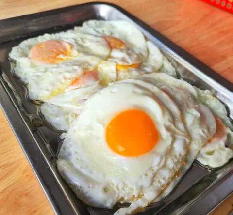 Hình ảnh Cơm trứng ốp la lòng đào (2 trứng)