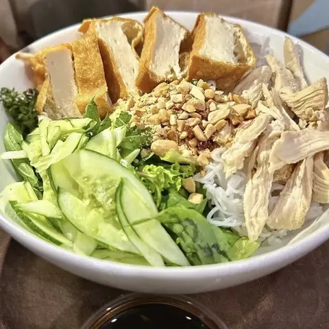 Hình ảnh Bún nước tương gà xé