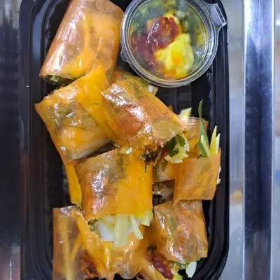Hình ảnh Bánh tráng cuốn khô gà vụn chấm sốt me bơ