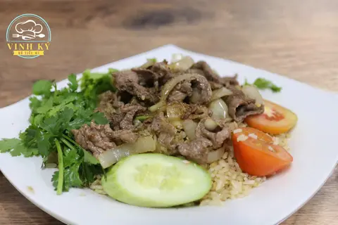 Hình ảnh Cơm bò xào củ hành