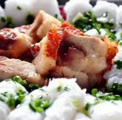 Hình ảnh Bánh hỏi heo quay nhỏ