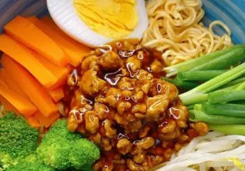 Hình ảnh Mì trộn sốt đặc biệt - bò