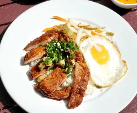 Hình ảnh Cơm sườn nướng ốp la