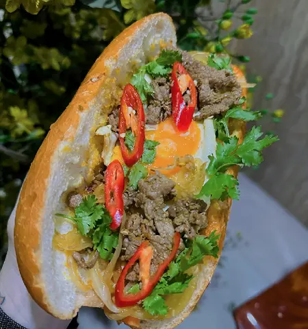 Hình ảnh Bánh mì bò xào ốp la