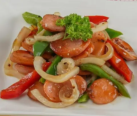 Hình ảnh Cơm bò xào củ hành tây - xúc xích