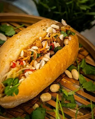 Hình ảnh Bánh mì bì heo quay