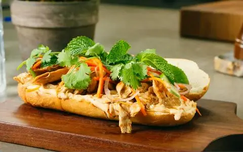 Hình ảnh Bánh mì gà xé rau mầm