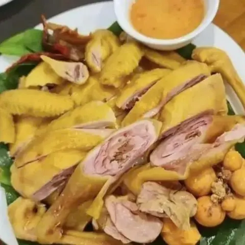 Hình ảnh Gà hấp lá é nguyên con ko đầu ôm trứng chặt sẵn