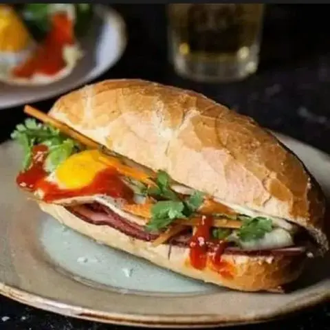 Hình ảnh Bánh mì thịt chả - trứng