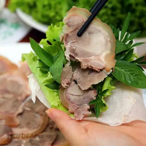 Hình ảnh Bắp bò cuốn rau rừng