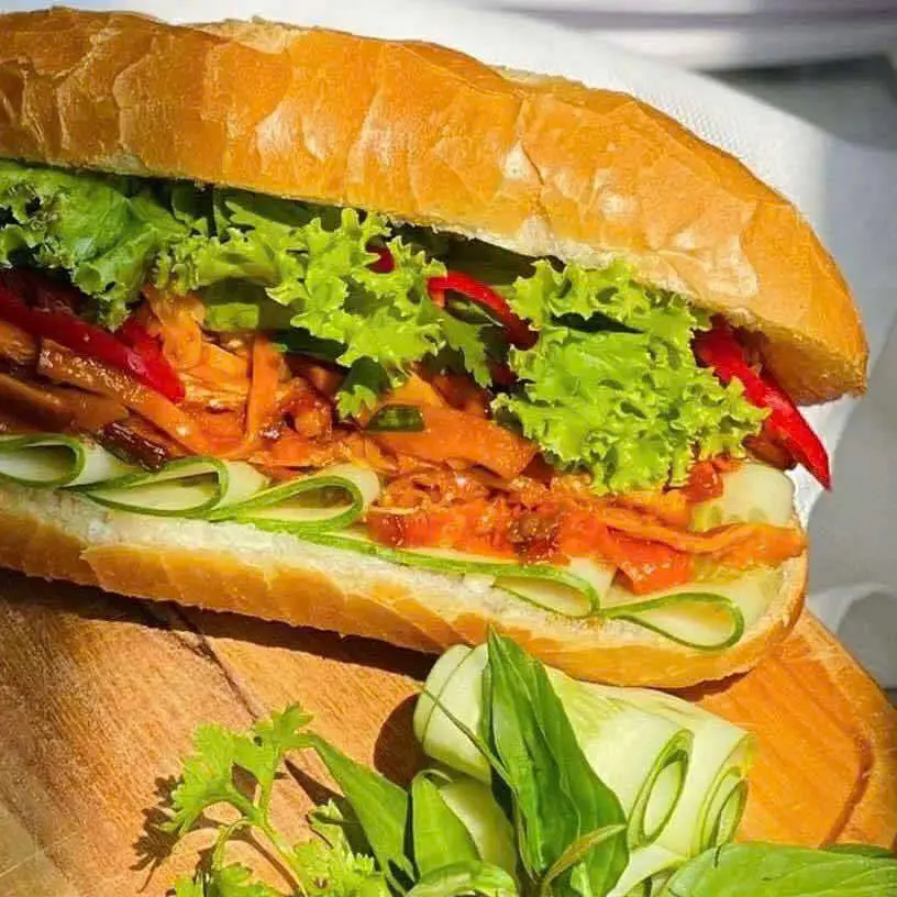 Hình ảnh Bánh mì nấm xá xíu chay