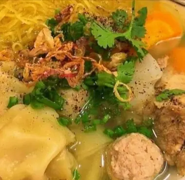 Hình ảnh Hoành thánh +giò heo