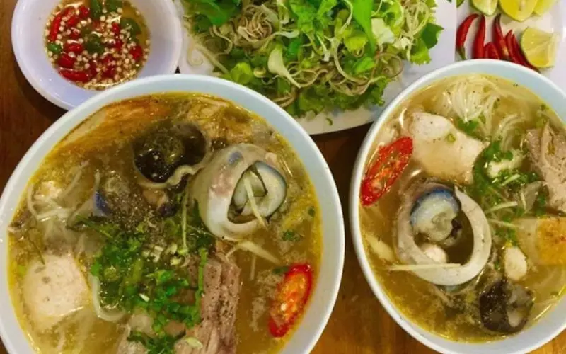 Hình ảnh mắt cá ngừ đại dương kèm bún