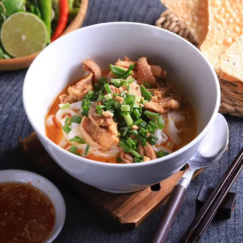 Hình ảnh Mì quảng gà ta rút xương