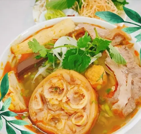 Hình ảnh Bún bò đầy đủ có giò heo