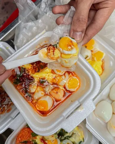 Hình ảnh Bánh đa chấm trứng cút sốt me