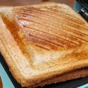 Hình ảnh Sandwich kẹp xúc xích nướng