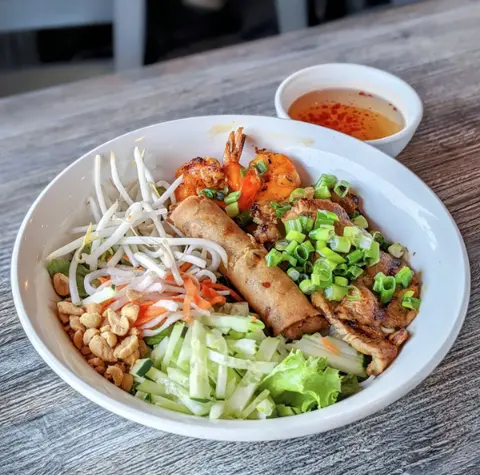 Hình ảnh Bún thịt rim nước dừa - chả giò
