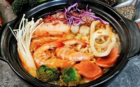 Hình ảnh Mì cay hải sản