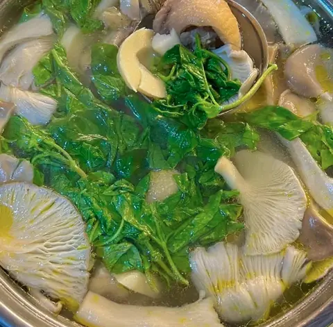Hình ảnh Lẩu gà lá é vừa - 3-4 người