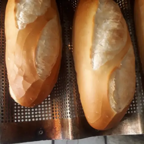 Hình ảnh bánh mì không 1 ổ lớn