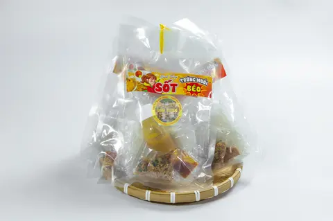 Hình ảnh Bánh tráng phơi sương sốt trứng muối béo