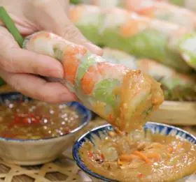 Hình ảnh 3 cuốn tôm thịt chấm tương