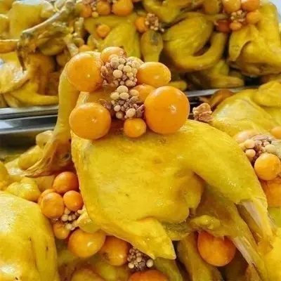 Hình ảnh Gà ủ muối nguyên con ôm trứng chặt sẵn