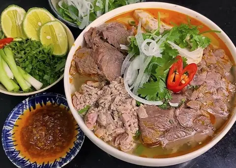 Hình ảnh Bún bò Huế đầy đủ có giò