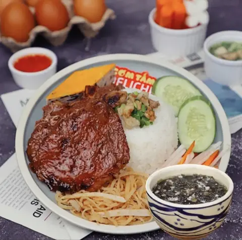 Hình ảnh Cơm Tấm Sườn Chả + Canh