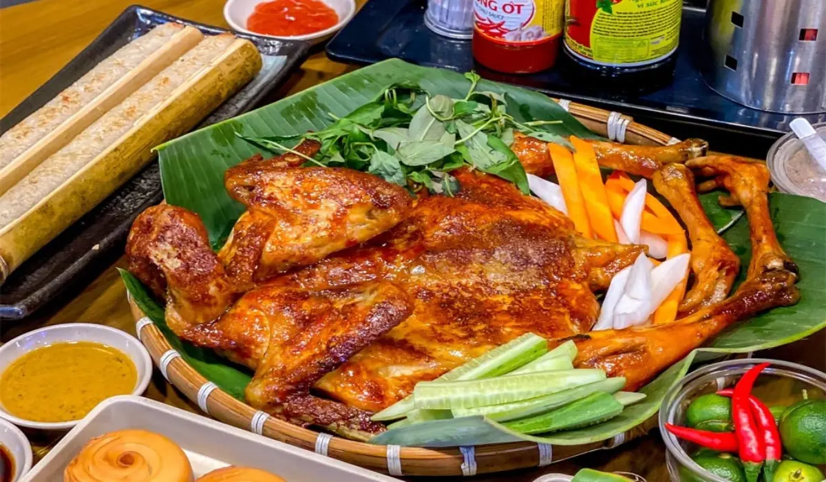 Hình ảnh Gà nướng sốt mắm nhĩ nguyên con