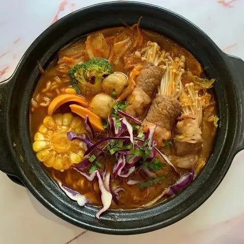 Hình ảnh Mì kim chi bò cuộn nấm kim châm