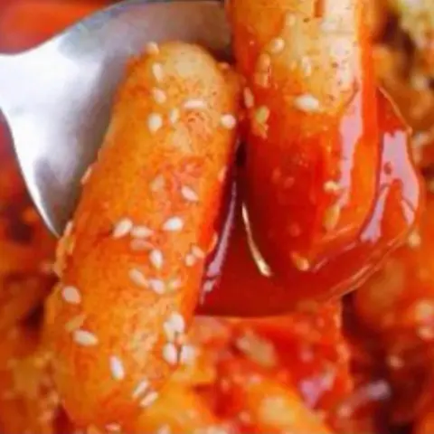 Hình ảnh Bánh gạo chả cá sốt cay
