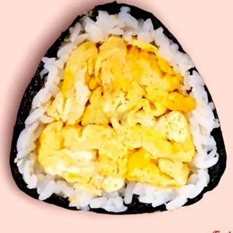 Hình ảnh Onigiri trứng chiên