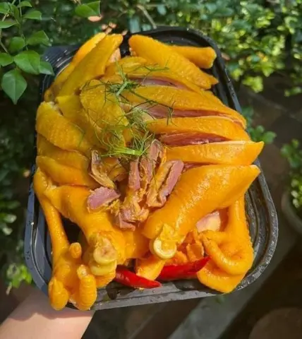 Hình ảnh Gà khay ủ muối 1/2 con chặt sẵn