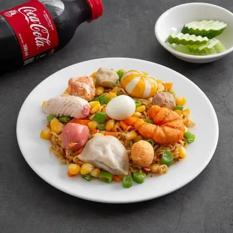 Hình ảnh Mì trộn hải sản surimi